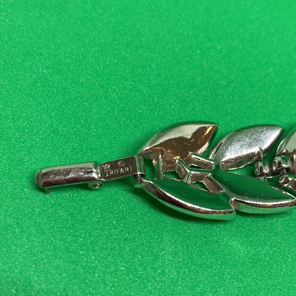 Vintage Crown Trifari Bracelet Silver Tone In New Velvet Box - Picture 7 of 12